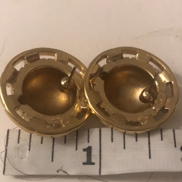 Trifari earrings gold tone button style pierced vintage - Picture 4 of 6